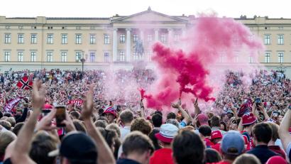 Bild: Javad Parsa/NTB/AP/dpa
Ein Meer aus Rot, Blau und Weiß: Tausende Norweger feiern den WM-Erfolg vor dem Schloss in Oslo.