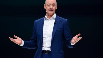 Bild: Sven Hoppe/dpa
Siemens-Chef Roland Busch investiert in Frankfurt und Offenbach. (Archivbild)
