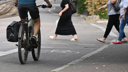 Bild: Bernd Weißbrod/dpa
Beim Radfahren atmet man mehr Luft ein als beim Gehen.