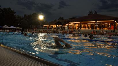 Bild: Stephan Huber
Im Hochsommer und bei Flutlicht: Alle zwei Jahre findet in Amberg ein 24-Stunden-Schwimmen statt. Heuer ist es wieder soweit.