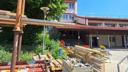 Bild: bl
Vor der Schule in Schwarzhofen lagert jede Menge Baumaterial. Das Bauwerk steckt mittendrin in einer Generalsanierung, die mit 5,5 Millionen Euro das größte Projekt in der Geschichte der Marktgemeinde darstellt.