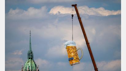 Bild: Peter Kneffel/dpa
Ein übergroßer und rund 1,5 Tonnen schwerer Bierkrug wird mit einem Kran auf der Theresienwiese an seinen Platz gehoben. Das 191. Oktoberfest beginnt dieses Jahr am 19. September 2026 und endet am 04. Oktober 2026.