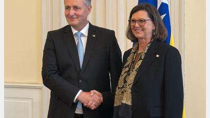 Bild: Christoph Trost/dpa
Bayerns Landtagspräsidentin Ilse Aigner wird in Sarajevo vom Staatspräsidenten von Bosnien-Herzegowina empfangen.