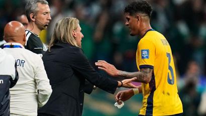 Bild: Ricardo Mazalan/AP/dpa
Piero Hincapie sah die Rote Karte, nachdem er sich die Hand vor den Mund gehalten hatte.