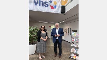 Bild: Martina Beierl
Landrat Richard Reisinger heißt die neue VHS-Leiterin Wiebke Behrbohm herzlich willkommen.