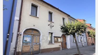 Bild: Marianne Moosburger
Das alte Hahnbacher Rathaus in der Hauptstraße ist schon seit Jahrzehnten unbewohnt. Hier findet man das Lochgefängnis.