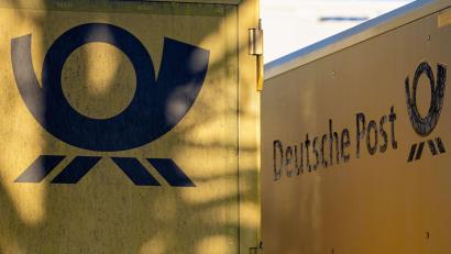 Bild: Henning Kaiser/dpa
Das gute alte Posthorn, das Logo der Deutschen Post - hier an Lastwagen, die vor einem Kölner Briefzentrum parken.