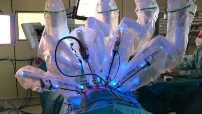 Bild: Verena Uschold, Klinikum St. Marien Amberg
Die Krakenarme des OP-Roboters Da Vinci am Patienten. Das Klinikum St. Marien hat sich mit so einem Roboter-Kollegen verstärkt. Doch ohne Mensch geht gar nichts.