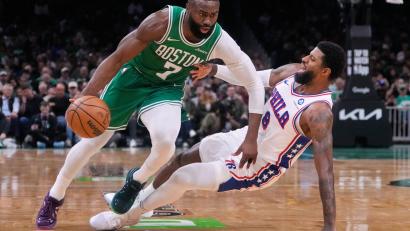Bild: Charles Krupa/AP/dpa
Jaylen Brown (links) und Paul George tauschen in der kommenden Saison die Trikots.