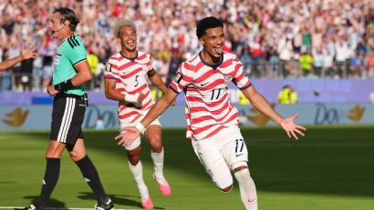 Bild: Martin Meissner/AP/dpa
Malik Tillman (USA, r) jubelt nach seinem Tor zum 2:0.