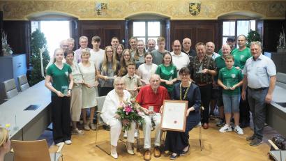 Bild: Klaus Trenz
Im Rathaus in Auerbach ehrte Bürgermeisterin Birigt Barth (vorne rechts) Leistungen im Sport und im Ehrenamt. Die Bürgermedaille der Stadt erhielt Alfred Graf (vorne, Mitte).