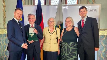 Bild: Andreas Haka
Ordensverleihung in der Albrechtsburg Meißen, von links: Der sächsische Ministerpräsident Michael Kretschmer, Professor Dr. Hans Wiesmeth, Ehefrau Monika Wiesmeth, Tochter Dr. Susanne Dittrich mit Ehemann Silvio.