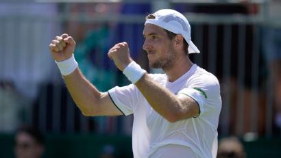 Bild: Brian Inganga/AP/dpa
Jan-Lennard Struff jubelt über seinen Sieg.