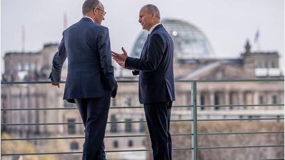Bild: Michael Kappeler/dpa
Der irische Regierungschef Micheál Martin (r) muss in den kommenden Monaten im Haushaltsstreit vermitteln. Kanzler Merz gibt sich bislang allerdings nicht besonders kompromissbereit. (Archivbild)
