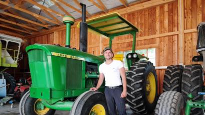 Bild: luk
Drei John-Deere-Traktoren gehören zum Maschinenpark des Anwesens von Daniel Eibisch. Mit diesem Modell, das ursprünglich aus Kanada stammt, ist der Kaibitzer auch in der aktuellen "Bauer sucht Frau"-Auftaktfolge zu sehen.