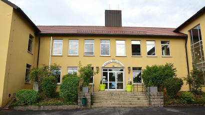 Bild: Fritz Dietl
Die Hirschauer Schule war wieder Thema im öffentlichen und auch im nichtöffentlichen Teil der Stadtratssitzung. Seit Mai 2025 gibt es diesbezüglich auch eine Arbeitsgruppe.