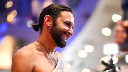 Bild: Tobias Hase/dpa
Tom Neuwirth ist international bekannt als Conchita Wurst. Der Künstler tritt erneut als Todesengel in einem Musical auf. (Archivbild)