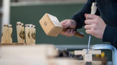 Bild: Sebastian Gollnow/dpa
Das bayerische Handwerk findet wieder mehr Auszubildende. (Symbolbild)
