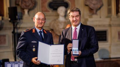Bild: Matthias Balk/dpa
Die Nachricht dürfte Bayerns Ministerpräsidenten Söder (rechts) ebenso freuen, wie Brigadegeneral Hambach: Das Landeskommando Bayern bleibt in seiner etablierten Struktur erhalten. (Archivbild)
