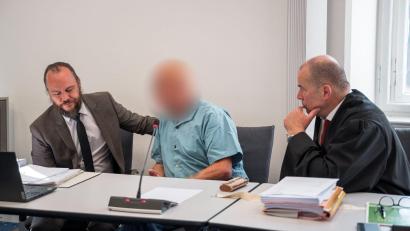 Bild: Daniel Vogl/dpa
Die Verteidiger des Mannes, Christian Barthelmes (l.) und Thomas Drehsen (r.), hatten für den 74-Jährigen einen Freispruch aus Mangel an Beweisen gefordert. (Archivbild)