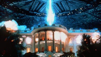 Bild: picture alliance / dpa
Filmszene aus „Independence Day“: Das Weiße Haus wird vom Vernichtungsstrahl eines gigantischen Raumschiffs getroffen.