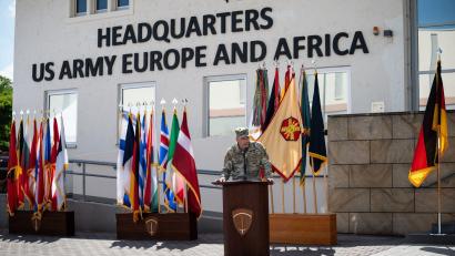 Bild: Hannes P. Albert/dpa
General Christopher Donahues Abschied am US-Militärstandort Wiesbaden geht feierlich im Freien über die Bühne.