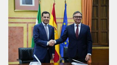 Bild: María José López/EUROPA PRESS/dpa
Moreno (l) und Vox-Fraktionssprecher Manuel Gavira besiegeln ihre neue Koalitionsregierung in der bevölkerungsstärksten Region Spaniens.