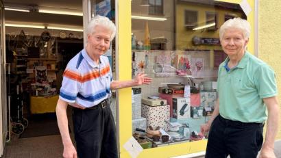 Bild: Gabi Schönberger
Seit 1994 führen die Zwillingsbrüder Josef (links) und Franz Lindner den SB-Markt im Zentrum von Floß. Sie leiten das Geschäft bereits in dritter Generation. Wie lange sie das noch tun können, ist unsicher.