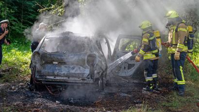 Bild: Angerer/BRK Berchtesgadener Land/dpa
Die Feuerwehr löschte das Auto, der Mensch darin konnte nicht mehr gerettet werden.