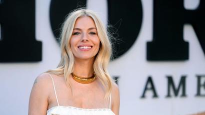 Bild: Chris Pizzello/Invision/dpa
Wenige Wochen nach der Geburt ihres dritten Kindes hat Hollywood-Schauspielerin Sienna Miller (44) ein erstes Foto von dem Baby geteilt. (Archivbild)