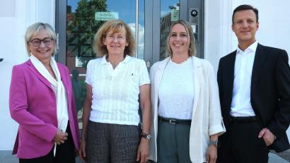 Bild: Rudolf Hirsch
Direktorin Michaela Frauendorfer (links) und Richterrat Holger Vogl (rechts) freuen sich über die Verstärkung am Amtsgericht Schwandorf. Die Juristinnen Sabine Mühlbauer (Zweite von links) und Jasmin Hertel (Zweite von rechts) traten am 1. Juli ihren Dienst am Betreuungsgericht an.