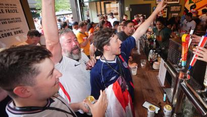 Bild: James Manning/PA Wire/dpa
Englische Fans feiern gerne - und dürfen das auch in den heimischen Bars im Nacht-Spiel gegen Mexiko.