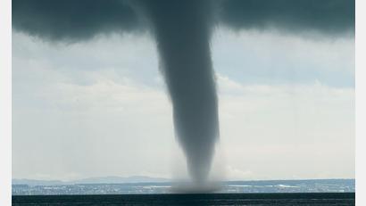 Bild: Kraus/swd-medien/dpa
Am Mittwochmittag hat sich ein Tornado auf dem Bodensee vor Friedrichshafen gebildet.