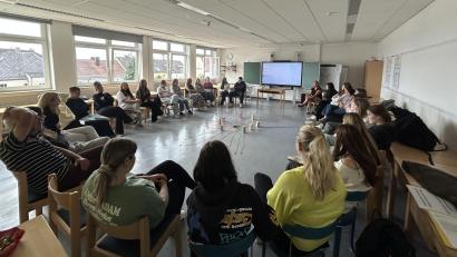 Bild: Veit Wagner
An der Caritas-Fachakademie für Sozialpädagogik Weiden haben die „Omas gegen Rechts“ zusammen mit Amnesty International Weiden und „Weiden ist bunt“ angehende Erzieherinnen und Erzieher unter anderem mit Rollenspielen vor Augen geführt, dass Menschen unterschiedliche Lebensrealitäten haben.