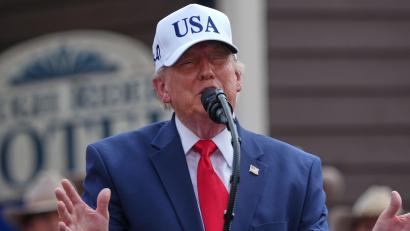 Bild: Julia Demaree Nikhinson/AP/dpa
Trump teilt wieder verbal gegen europäische Nato-Partner aus. (Archivbild)