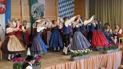 Bild: Christian Summer
Ein buntes Programm an Tanzdarbietungen boten die Gruppen der einzelnen Trachtenvereine beim Jubiläumsabend im Hirschauer Josefshaus, hier die Gautanzgruppe mit dem Fensterltanz. In der Mitte: Gau-Vortänzer Gaston Lottner, der durch das Programm führte, mit Ehefrau Iris.