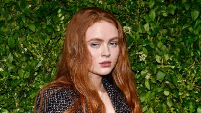 Bild: Evan Agostini/Invision/dpa
US-Schauspielerin Sadie Sink („Stranger Things“) ärgert sich auf der Theaterbühne über Zuschauer mit Handys. (Archivbild)