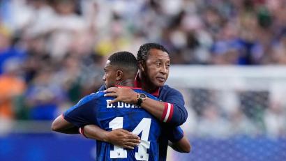 Bild: Ashley Landis/AP/dpa
Kap Verdes Trainer Bubista und sein Spieler Deroy Duarte.