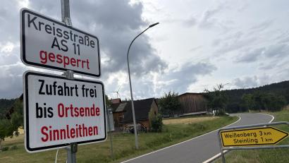 Bild: Joachim Gebhardt
Die Schilder stehen schon bereit: Ab 6. Juli treten die ersten Sperrungen in Kraft bei Sinnleithen und bei Edelsfeld.