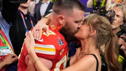 Bild: John Locher/AP/dpa
Die Gerüchteküche um die mögliche Hochzeit von Swift und Kelce brodelt. (Archivfoto)