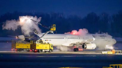 Bild: Peter Kneffel/dpa
Fünf Lufthansa-Flugzeuge konnten wegen Schneefalls in der Februarnacht nicht abheben. (Symbolbild)