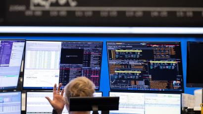 Bild: Boris Roessler/dpa
Der Dax ist auf einen Rekord gestiegen - auch dank der Euphorie um Künstliche Intelligenz (KI).
