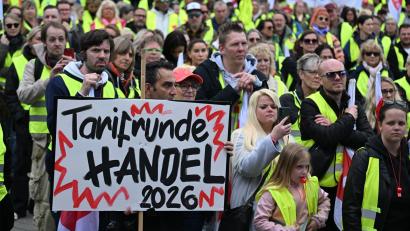 Bild: Federico Gambarini/dpa
Handelsbeschäftigte streikten in den vergangenen Wochen mehrfach für höhere Löhne. (Archivbild)