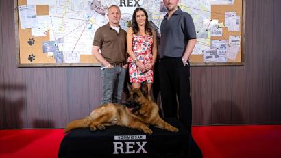 Bild: Sven Hoppe/dpa
Schäferhund und Schauspielstars - von links nach rechts: Maximilian Brückner, Doris Golpashin und Ferdinand Seebacher aus der Serie „Kommissar Rex“. (Archivbild)