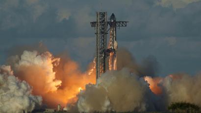Symbolbild: Eric Gay/AP/dpa
Der lang ersehnte Gang von SpaceX an die öffentliche Börse sorgte für Euphorie. Aufgrund der marktbeherrschenden Stellung bei Satelliten-Internet und der kommerziellen Raumfahrt war die Aktie bereits am ersten Handelstag massiv überzeichnet.