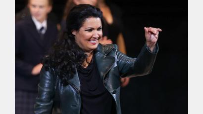 Bild: Franz Neumayr/apa/dpa
Die russische Starsopranistin Anna Netrebko hat wegen Erschöpfung mehrere Konzerte in der spanischen Hauptstadt Madrid abgesagt. (Archiv-Bild)