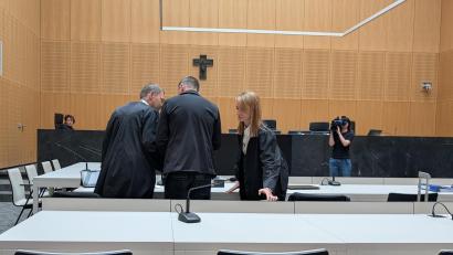 Bild: wüw
Der Hauptangeklagte (Mitte) mit seinen Verteidigern Stefanie Amann und Rouven Colbatz.