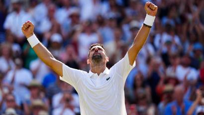 Bild: Adam Davy/PA Wire/dpa
Novak Djokovic jubelt über seinen Achtelfinaleinzug.