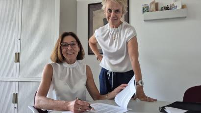Bild: Lowak
Christine Söllner (stehend) geht in den Ruhestand. Nachfolgergin ab 1. August wird ihre bisherige Stellvertreterin Elisabeth Junkawitsch.