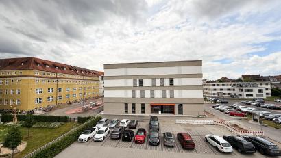 Bild: Gabi Schönberger
Die Klinik für Kinder- und Jugendpsychiatrie in Weiden vereint ambulante, teilstationäre und stationäre Versorgung an einem Standort. Die Baukosten betragen 34 Millionen Euro.